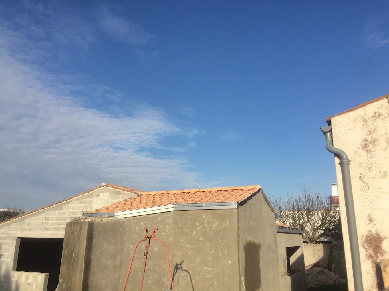 Toiture en tuiles canal et zinguerie neuves sur un chantier
